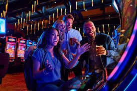 Pengguna mobile membuka kategori Baccarat edm88
